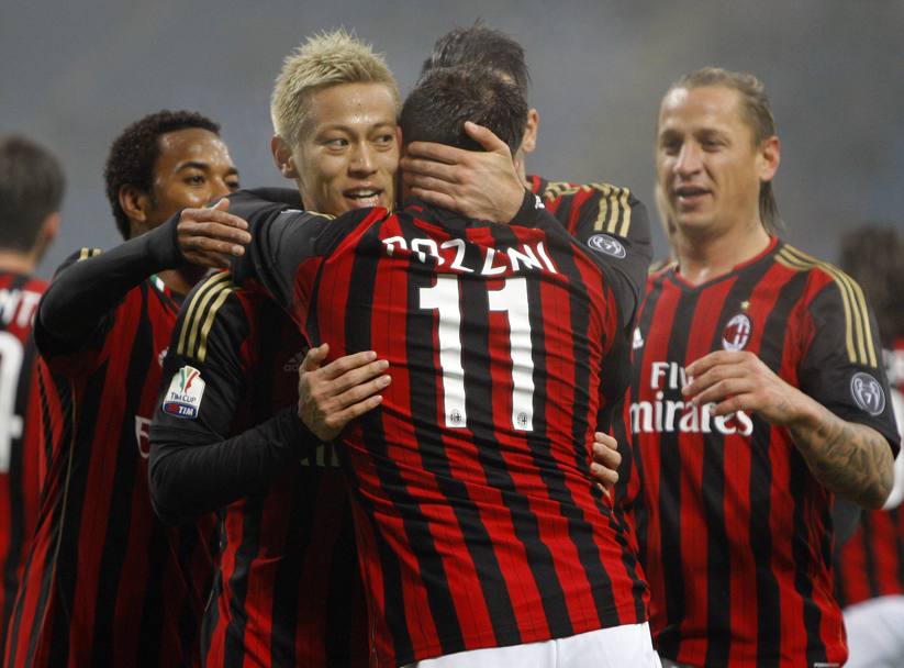 Milan-Spezia 3-0: Honda e Pazzini si abbracciano dopo il gol del 2-0 dell&#39;attaccante. Per entrambi debutto da titolare stagionale in rossonero e anche primi gol dell&#39;anno. Reuters